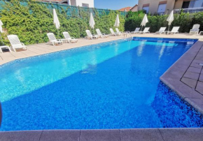 Beau studio climatisé avec piscine proche plage et centre ville, une terrasse vue mer latérale